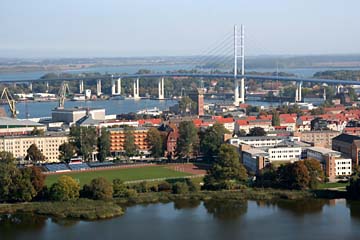 Blick vom Turm der Marienkirche in Stralsund auf die neue Rügenbrücke