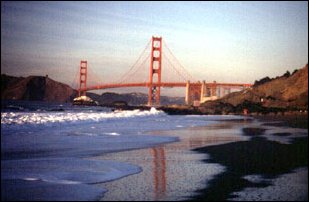 die Golden Gate Bridge vom Strand aus, San Francisco