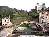 Die Bogenbrücke in Dolceacqua, einem typisch ligurischen Dorf bei San Remo