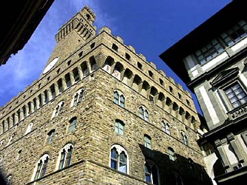 der massive Palazzo Vecchio am Piazza della Signoria in Florenz