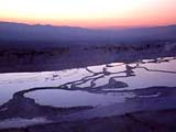 die Kalksteinterassen vom Pamukkale in der Türkei