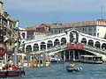 die Rialtobrücke im Herzen von Venedig in Italien